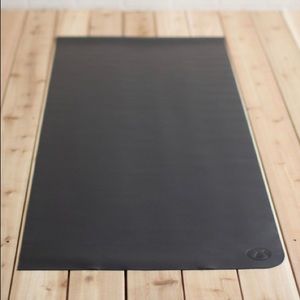 The “Unmat” lululemon black yoga mat
